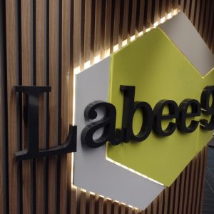 Letras em Alto Relevo